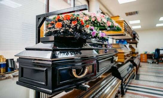 Zasiłek pogrzebowy w praktyce – jak wpływa na decyzje dotyczące pochówku?