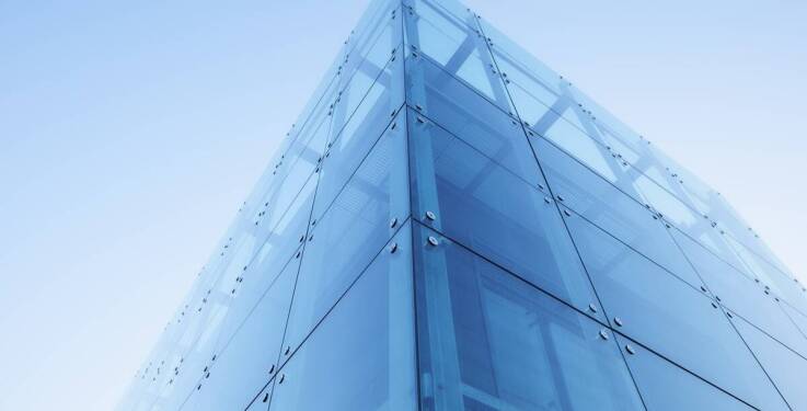 Fasady szklane a przepisy budowlane – wymagania i standardy