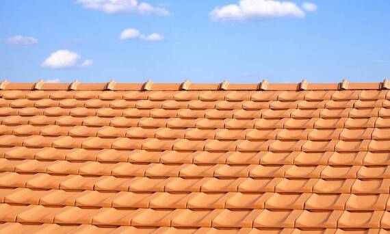 Dachówka ceramiczna czy blachodachówka, co lepiej wybrać?