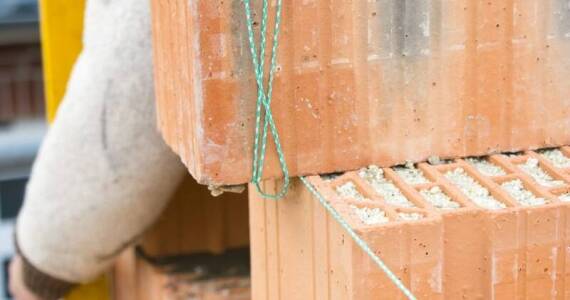 Jak cegła izolacyjna wpływa na oszczędność energii w produkcji?