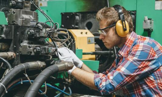 Jak przebiega diagnostyka silników hydraulicznych przed ich regeneracją?