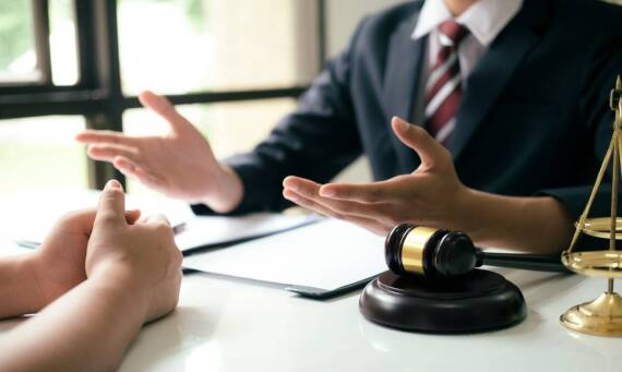 Jak prawo chroni pokrzywdzonych i jak adwokat może wspierać ich w postępowaniach?