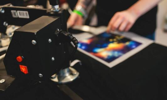 Technologia UV 3D a personalizacja materiałów reklamowych