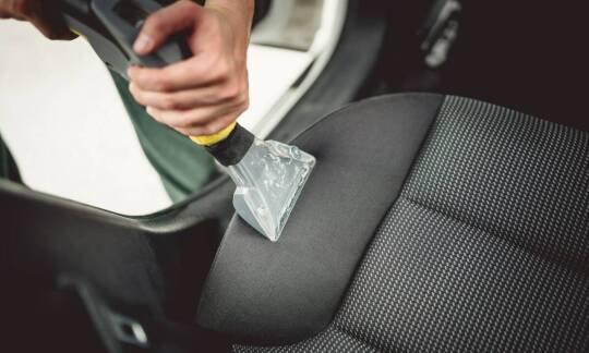 Czyszczenie i impregnacja tapicerki skórzanej – co warto wiedzieć?