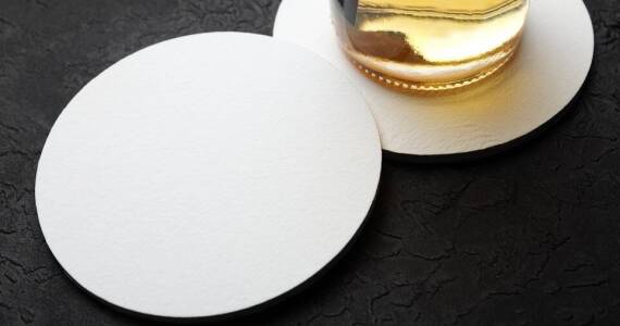 Czy podkładki barowe mogą pełnić funkcję materiałów POS?