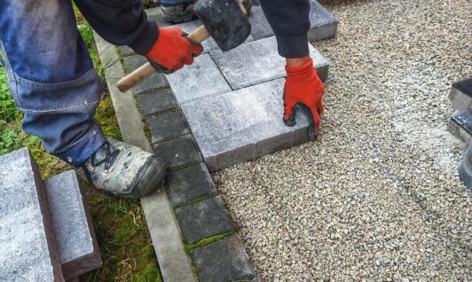 Praktyczne aspekty wyboru kostki granitowej do tarasów
