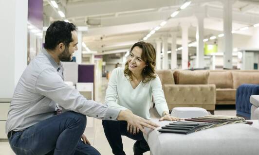 Kompleksowa obsługa w tanim sklepie meblowym – co zyskujesz?