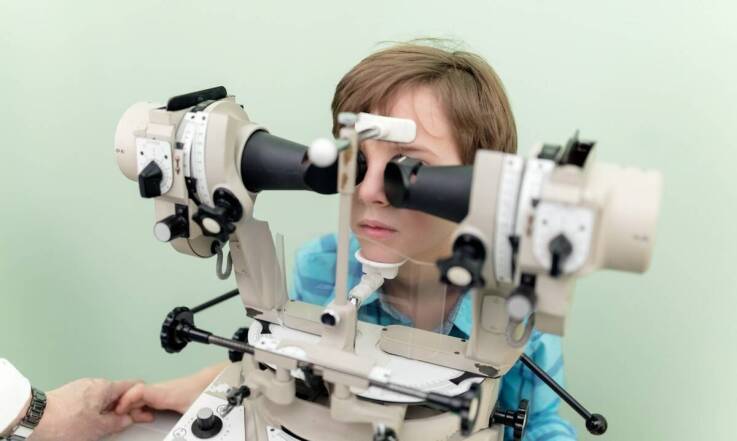 Czy zez rozbieżny można leczyć bez operacji?