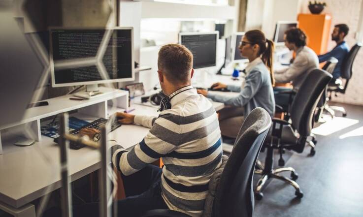 Jak programy do ewidencji czasu pracy wpływają na zgodność z regulacjami branżowymi?