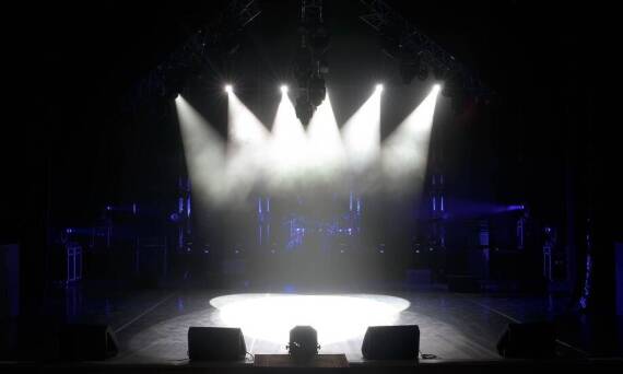 W jaki sposób sterowane są zapadnie sceniczne?