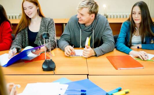 Uczenie synchroniczne a asynchroniczne – porównanie metod nauki