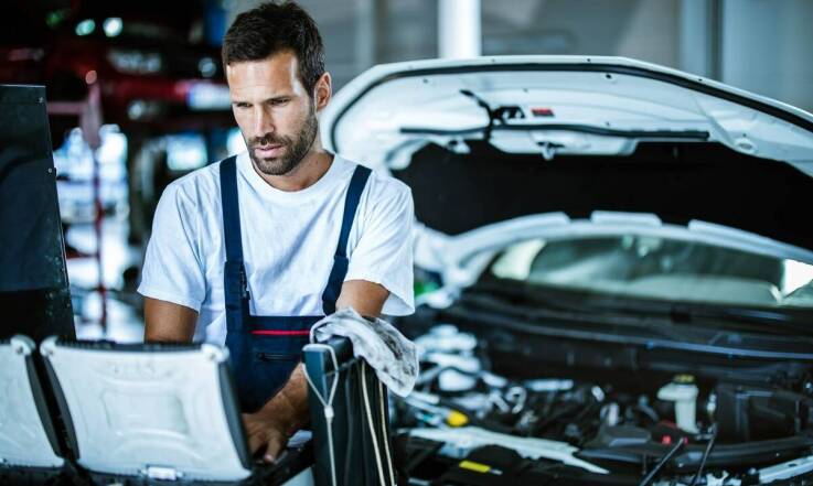 Jak dobry mechanik samochodowy dba o minimalizację czasu naprawy?