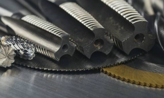 Jakie są najczęstsze błędy przy wyborze wyrobów śrubowych i jak ich unikać?