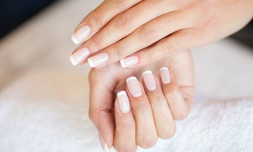 Manicure klasyczny – jak dbać o paznokcie między wizytami?