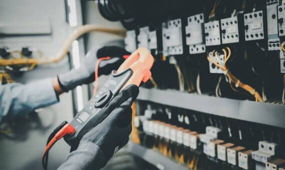 Jakie są zalety automatyki zabezpieczeniowej w instalacjach elektrycznych?