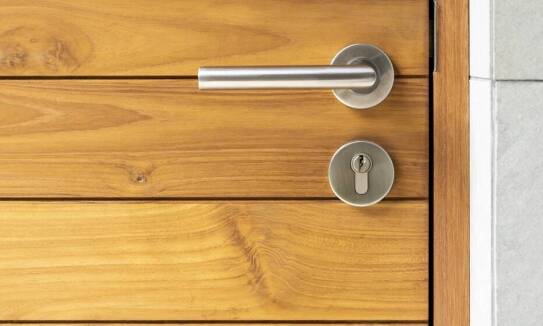 Wybór drzwi drewnianych na wymiar do domów energooszczędnych