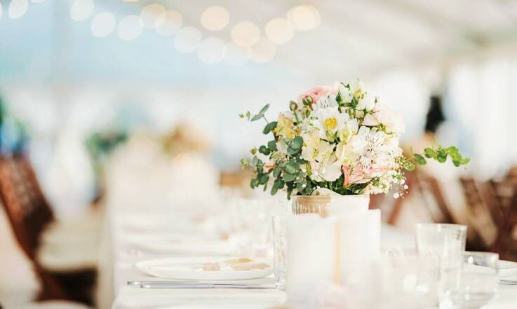 Bukiety ślubne a dekoracja sali weselnej: jak je dopasować?