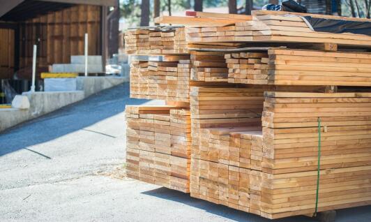 Dlaczego warto zainwestować w wysokiej jakości deski szalunkowe?