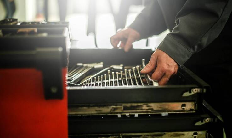 Dlaczego warto korzystać z fachowej pomocy przy montażu akumulatora do skutera?