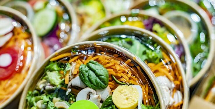 Zróżnicowane menu śniadaniowe i obiadowe dla firm – co warto wybrać?