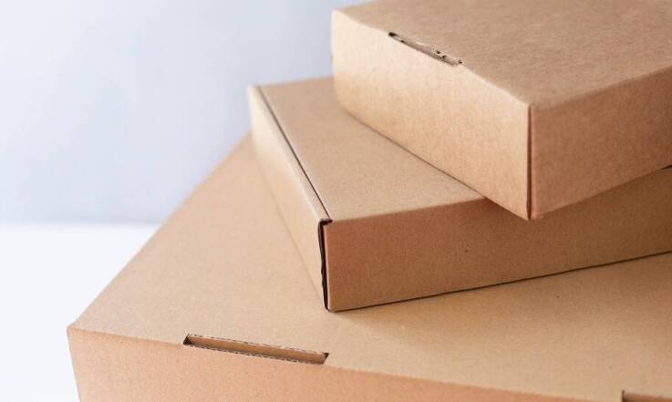 Najważniejsze różnice między opakowaniami z tektury litej i falistej