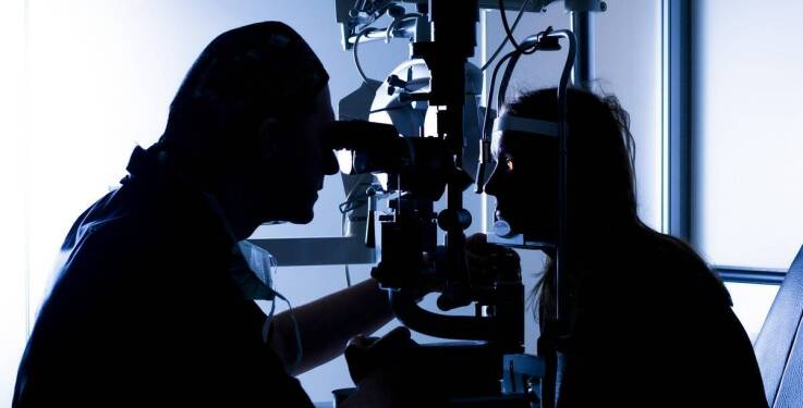 Jak gabinet okulistyczny wspiera osoby starsze w doborze okularów?