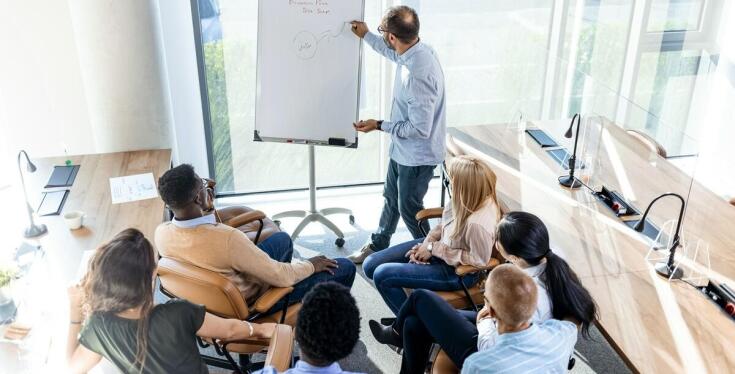 Szkolenia ewakuacyjne – jak wpływają na bezpieczeństwo pracowników?