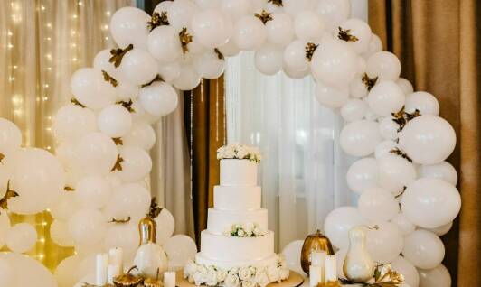 Kwiatowe akcenty w dekoracjach sal: jak je zrealizować profesjonalnie?