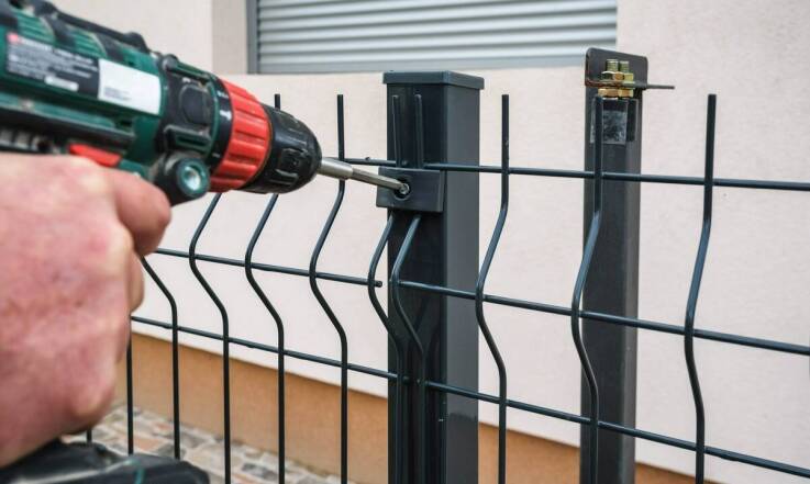 Jakie są kluczowe aspekty bezpieczeństwa w bramach rozwiernych?