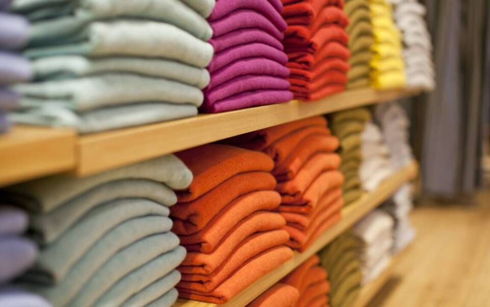 Historia i ewolucja białych szlafroków z koronką w modzie