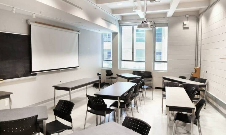 Jak krzesła składane mogą wspierać różnorodne metody nauczania?