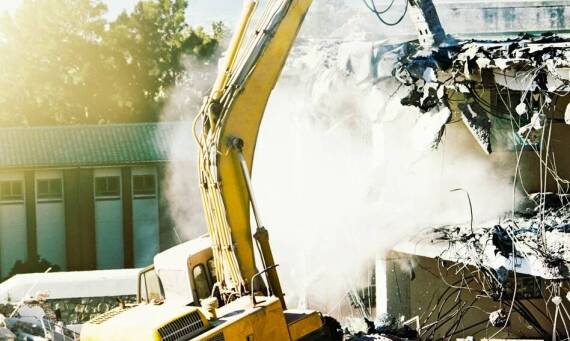 Jakie korzyści niesie ze sobą wynajem młotów udarowych do prac wyburzeniowych?