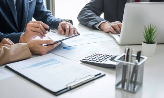 Zalety współpracy z agentem nieruchomości przy zakupie domu