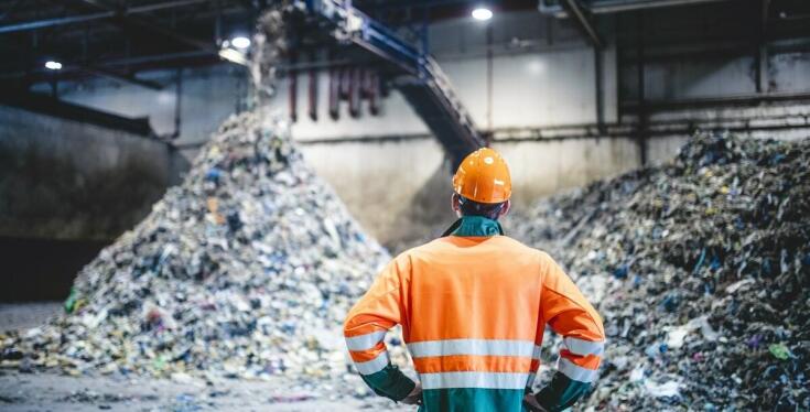 Jakie są wyzwania w zarządzaniu odbiorem odpadów przemysłowych?