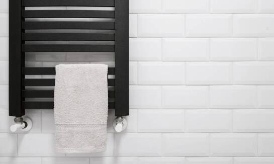 Porównanie różnych modeli podajników do ręczników – co oferuje rynek?