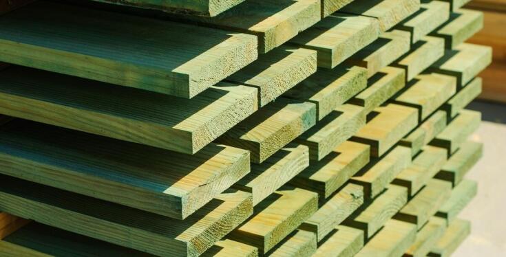 Zalety drewna iglastego w konstrukcjach budowlanych