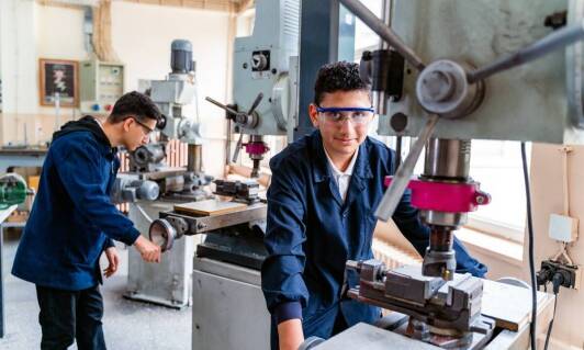 Jakie są wyzwania związane z obsługą frezarek bramowych?