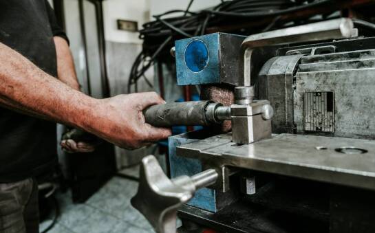 Jak regeneracja pomp hydraulicznych wpływa na wydłużenie żywotności maszyn?
