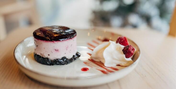 Torty artystyczne a trendy w cukiernictwie – co warto wiedzieć?