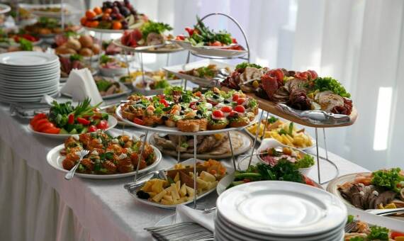 Jak catering eventowy wpływa na odbiór szkoleń i warsztatów w Krakowie?