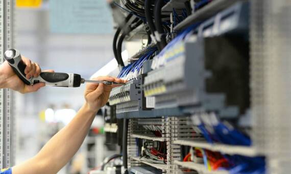 Kluczowe czynniki przy wyborze firmy do realizacji instalacji elektrycznych