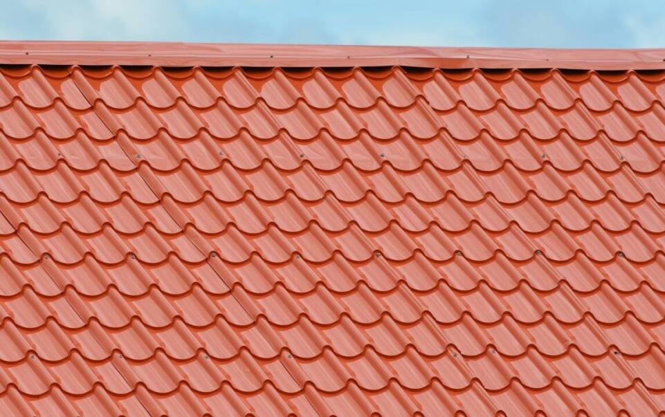 Jakie są zalety wyboru dachówki ceramicznej Nelskamp do renowacji dachu?