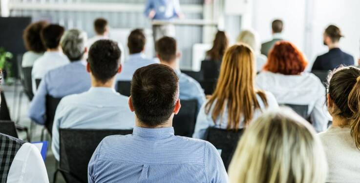 Jakie są najlepsze praktyki przy organizacji hybrydowych konferencji?