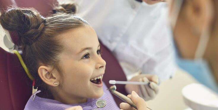 Leczenie w narkozie u dentysty dziecięcego: kiedy warto rozważyć?