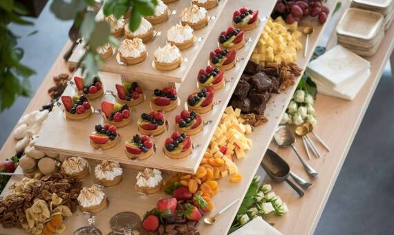 Przekąski finger-food od cateringu Trzebinia – jakim okazjom sprzyjają?