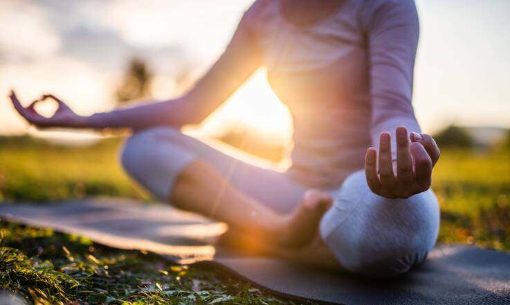 Medytacja rano czy wieczorem – kiedy praktyka przynosi najwięcej korzyści?