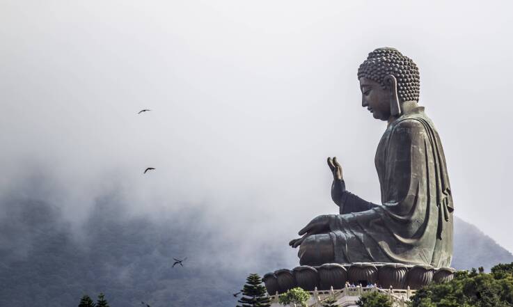 Na czym polega medytacja buddyjska i jakie korzyści przynosi praktykującym?