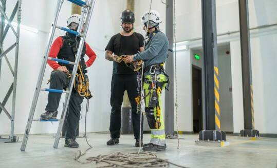 Kluczowe aspekty bezpieczeństwa przy pracy z dźwigami