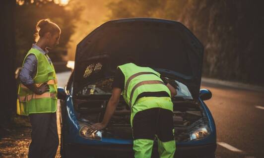 Dlaczego warto zaufać doświadczonym specjalistom od holowania aut w Poznaniu?