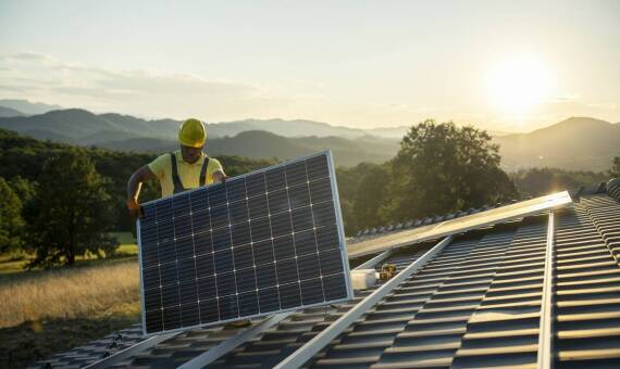 Proces montażu paneli w dużych instalacjach fotowoltaicznych